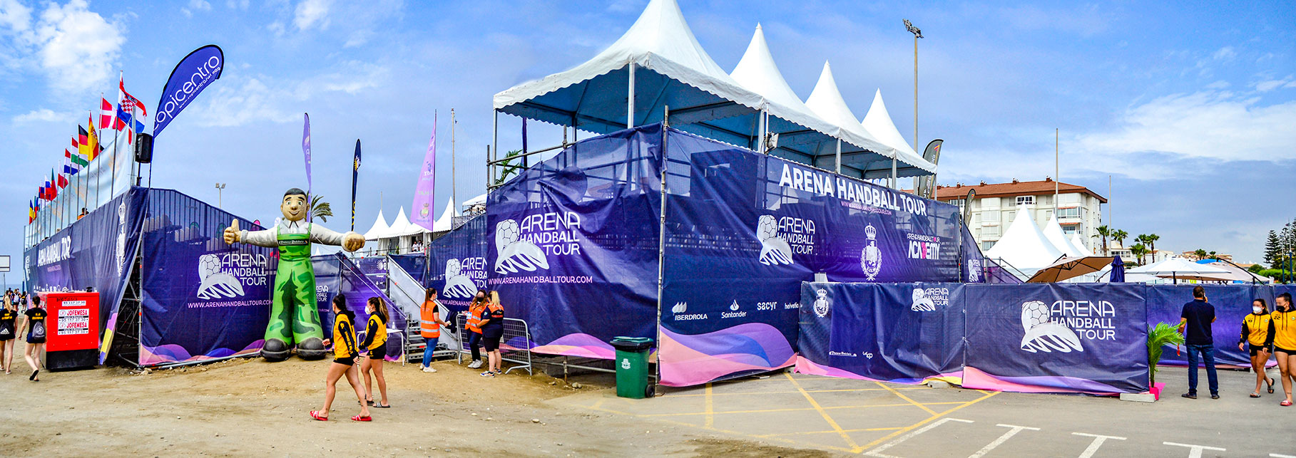 Lona microperforada cubriendo todo el perímetro de evento deportivo