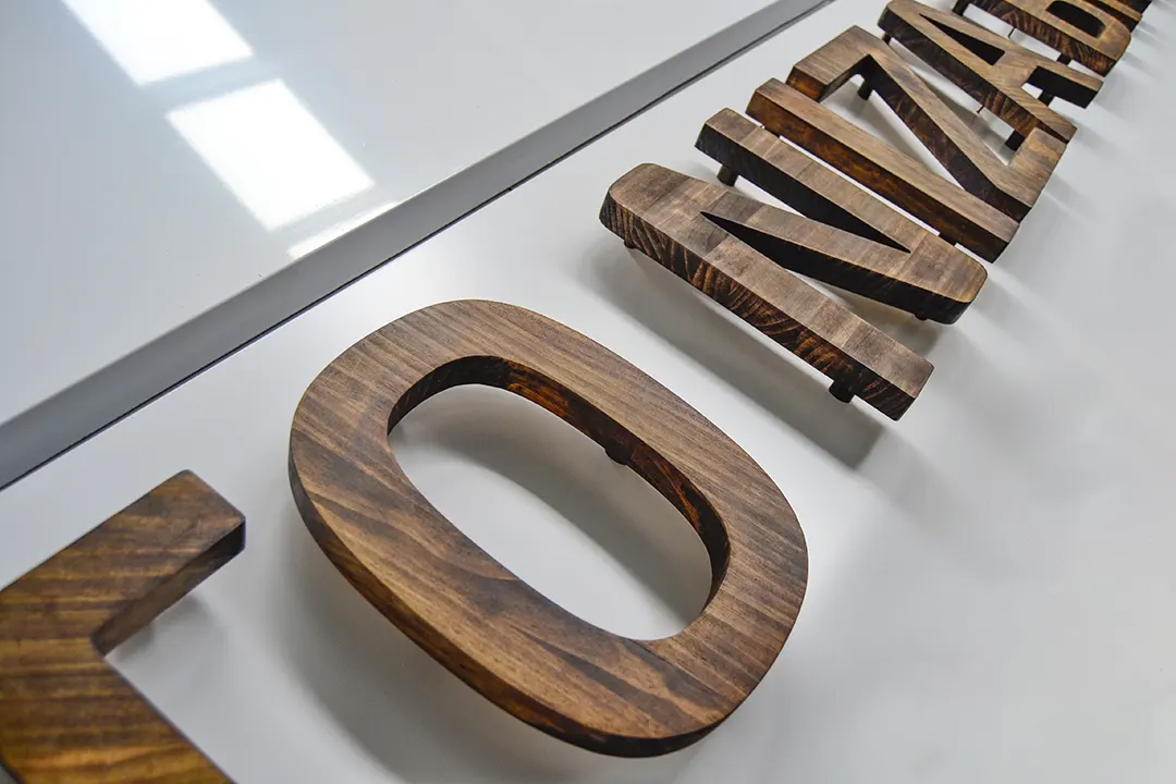 Letras corpóreas en madera retroiluminadas